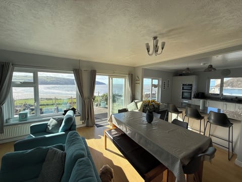 Open plan longe diner