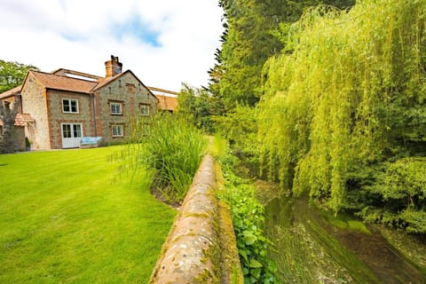 Glaven Cottage, Letheringsett: The garden runs along side the river Glaven