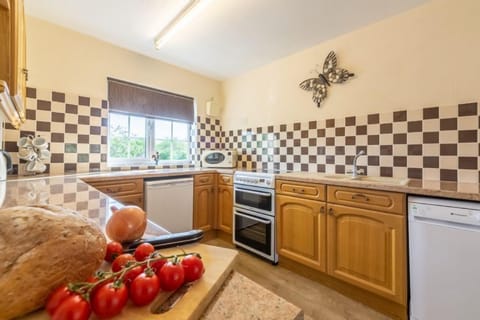 First floor: Well-equipped kitchen