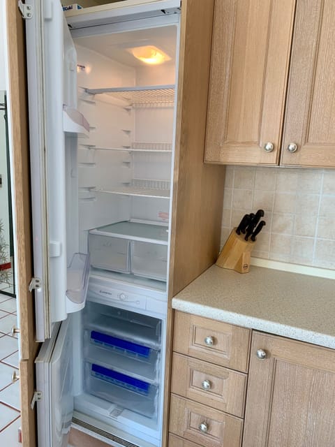 Il frigorifero con il congelatore a cassetti.