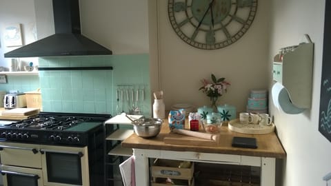 Range cooker-Plenty of room for baking.