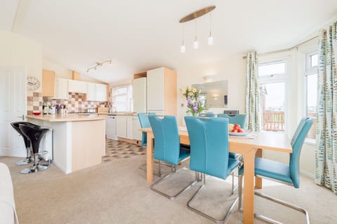 Relaxed dining for six and our fully equipped kitchen and breakfast bar