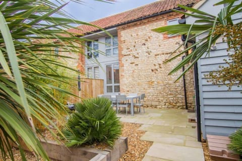 Owlets at Mulberry Barn, Heacham: A stunning conversion forming part of a Grade II Listed barn