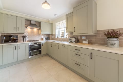 Ground floor: Well-equipped kitchen area with electric oven and gas hob