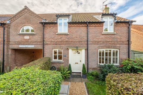 Mahonia Cottage, Burnham Market: Situated in a quiet area away from the main village green