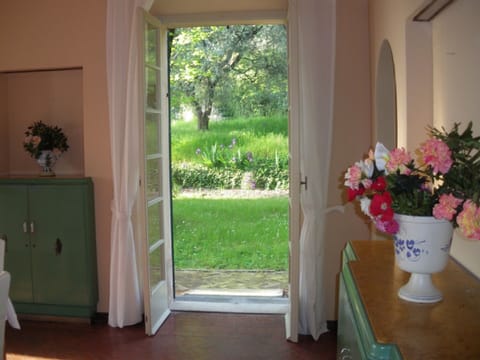 The dining room has got 4 windows on the "Paradise of the Iris"hill