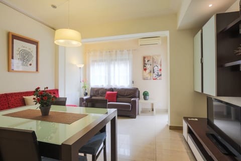 Spacious living room with balcony on the four-room apartment in the Sant Antoni neighborhood, Barcelona