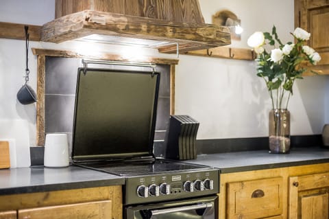 Granite work surface, range-style hobs/oven