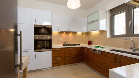 Fully equpped kitchen with all kind of facilities plus filter water mashine.