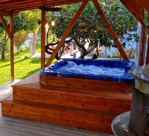Outdoor spa tub