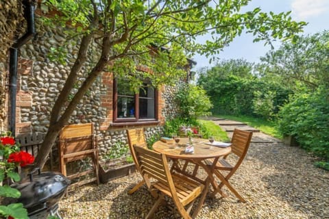 Apple Tree Barn, Langham: Outdoor seating area with barbecue