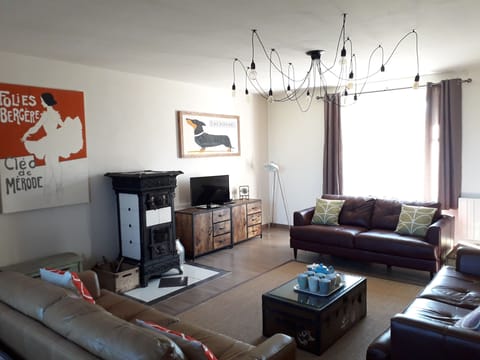 Dual aspect living room (facing south)