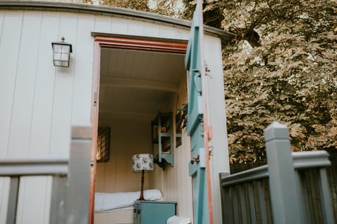 Plum Cottage, Wimborne: The shepherds hut