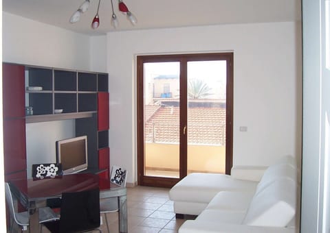 Sitting-room and dining area