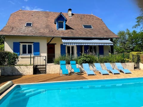 Pool, decking and house looking north
Piscine, terrasse en bois et maison
