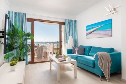 APARTMENT ON THE FIRST LINE OF THE SEA, WITH POOL