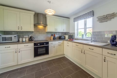 Ground floor: Well-equipped kitchen