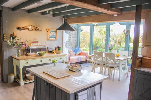 Kitchen, with second conservatory.
