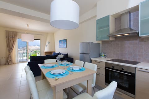 Fully equipped kitchen with dining table!