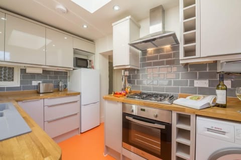 Ground floor: Kitchen with electric oven and gas hob