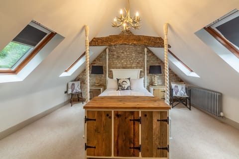 Hideaway Barn, Thornham: Master bedroom with king-size four-poster bed