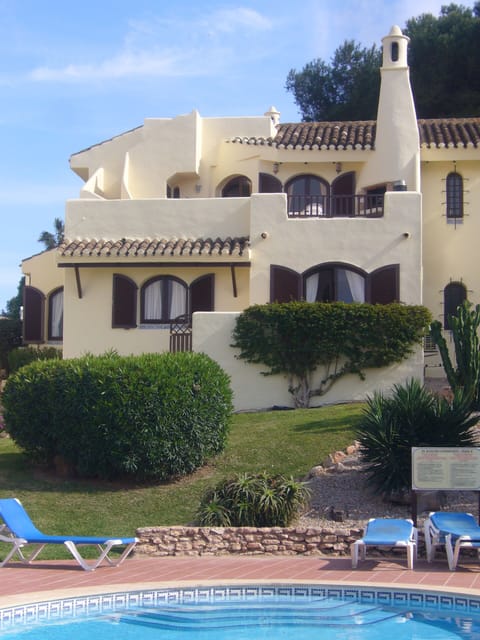 ER 43 view from the pool showing open child security gate