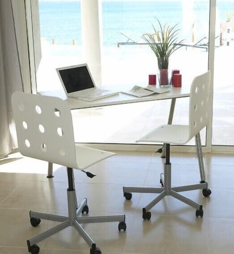 desk/swimming pool front