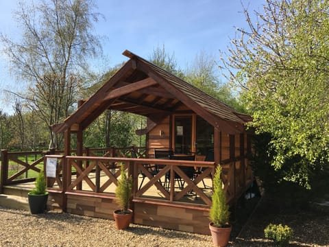 Lodge showing front deck area