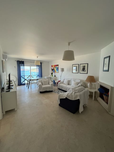 Sala de estar e de refeições com vista para a praia 