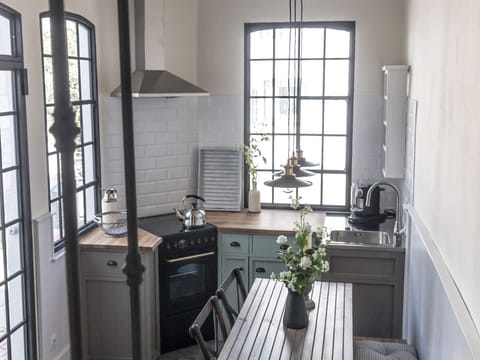 Eat-in kitchen with access to the private garden