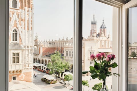 Luxury Studio Suite, 1 Bedroom, City View (Epic Main Square View with AC) | Premium bedding, memory foam beds, in-room safe, laptop workspace