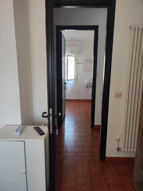 Single with shared bathroom | Desk, bed sheets