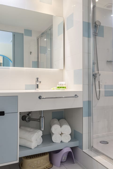 Down comforters, in-room safe, desk, blackout drapes