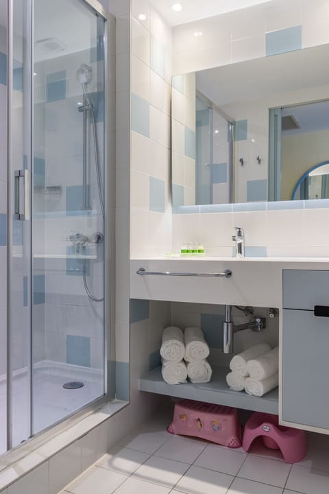 Down comforters, in-room safe, desk, blackout drapes