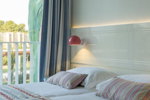 Down comforters, in-room safe, desk, blackout drapes