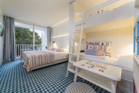 Down comforters, in-room safe, desk, blackout drapes