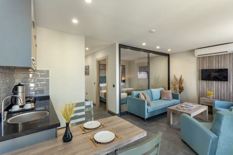 Family Suite | Private kitchen | Mini-fridge