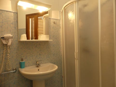 Family Room | Bathroom | Shower, free toiletries, hair dryer, bidet
