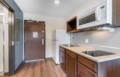 Standard Studio, 1 Queen Bed, Non Smoking, Refrigerator & Microwave | Private kitchen | Full-size fridge, microwave, stovetop, freezer