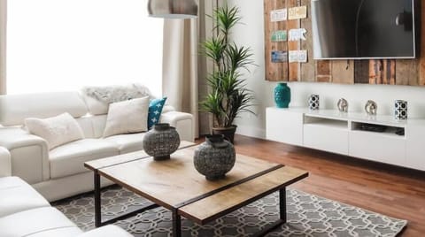 We are Superhost since 2015, over 3500 great reviews ! We have all the city permits and insurance required. *  100% LEGAL *  Spacious living room with 55"  Roku HD TV.  Contact us! Contactez-nous!
