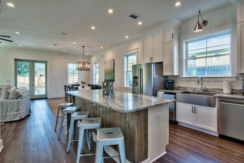 Large Open Kitchen w/ Bar Seating for 5, All Stainless Steel Appliances