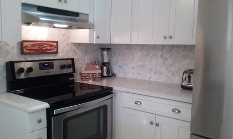 Glass top stove, easy clean up.
