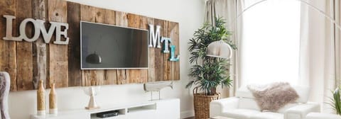 We are Superhost since 2015, with over 3500 great reviews ! We have all the city permits and insurance required.  * 100% LEGAL *Majestic and luminous living room with 55" Smart Roku HD TV.  Contact us! Contactez nous!