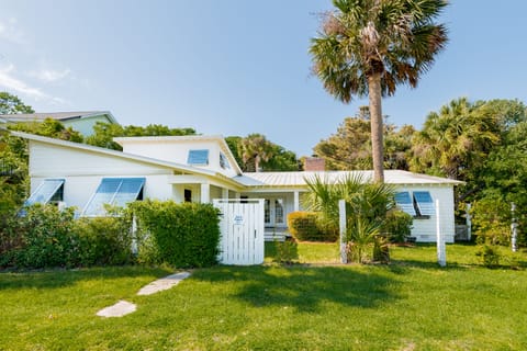 Joe's Folly/3 bedrooms/3 full baths/outdoor shower/stroll to beach or town.