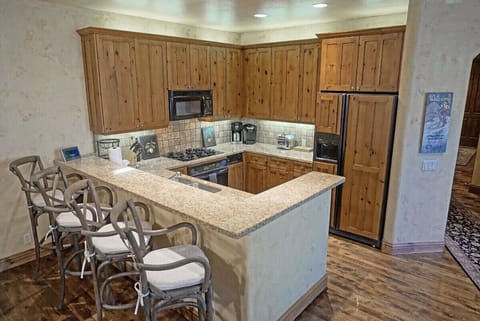 Under and above cabinet lighting in the kitchen
