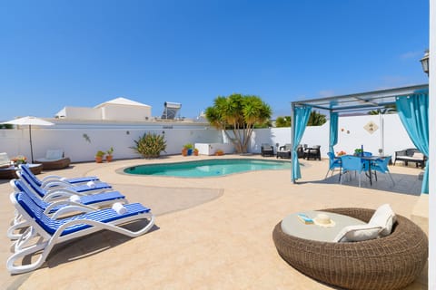Large garden terrace area 