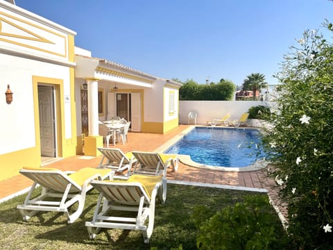Villa Ana's very sunny south facing, 3 bedroom villa with private pool, located in the very green, attractive Quinta dos Alamos in lovely Guia, Albufeira.