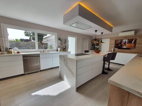 Brand new kitchen with Large american fridge + large walk in commercial fridge