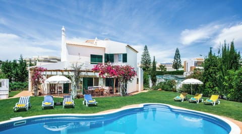Heatable swimming pool with lovely garden