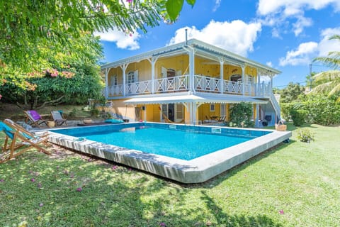 Villa Mabouya is set in a vast tropical garden, ideal for relaxing and enjoying the Creole charm, close to the beaches and all the shops of Le Diamant.